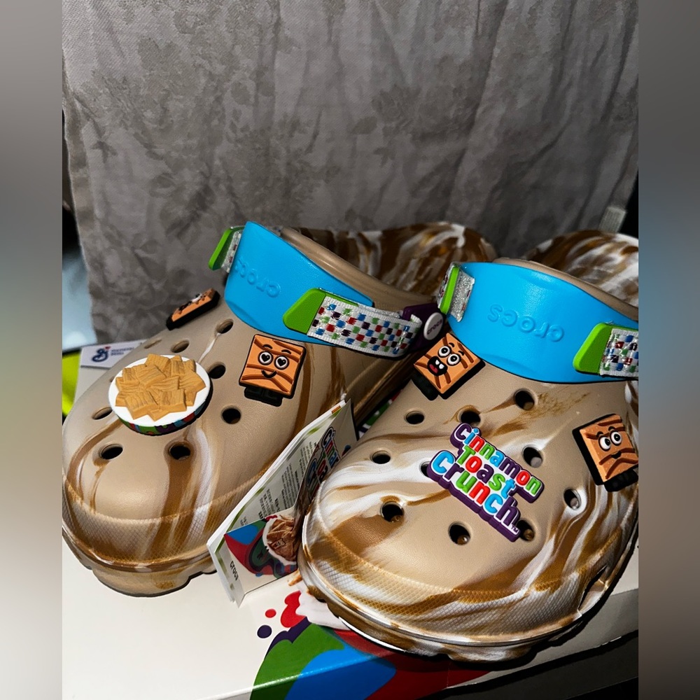 NWT Cinnamon Toast Crunch Crocs, Size 11